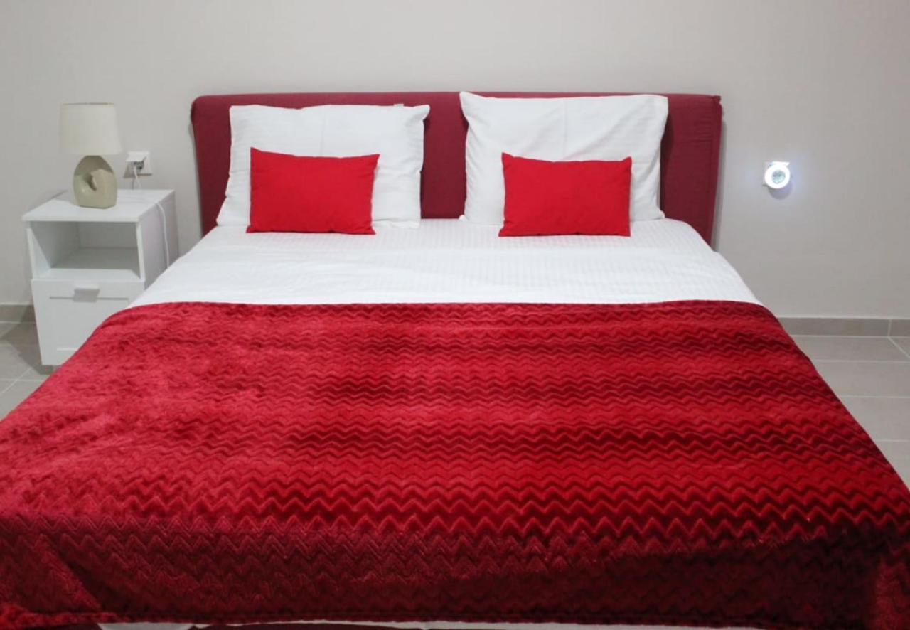 Zoe Apartments تولو المظهر الخارجي الصورة