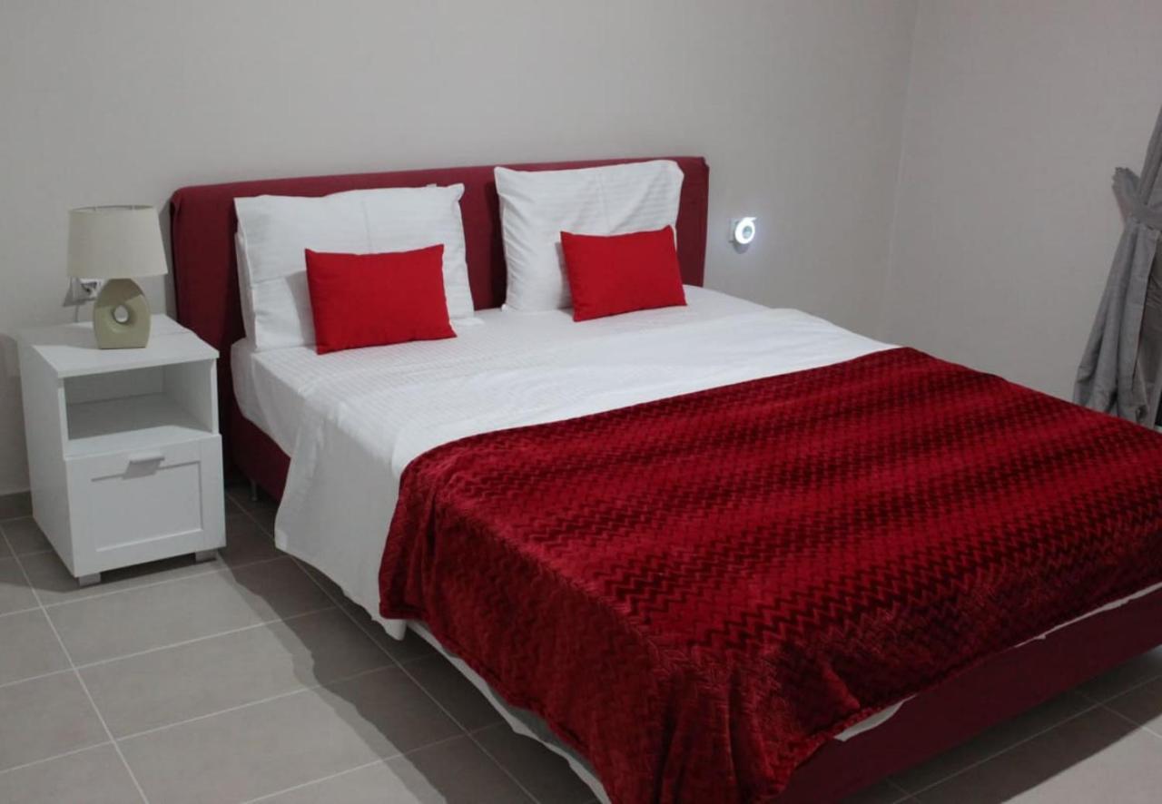 Zoe Apartments تولو المظهر الخارجي الصورة